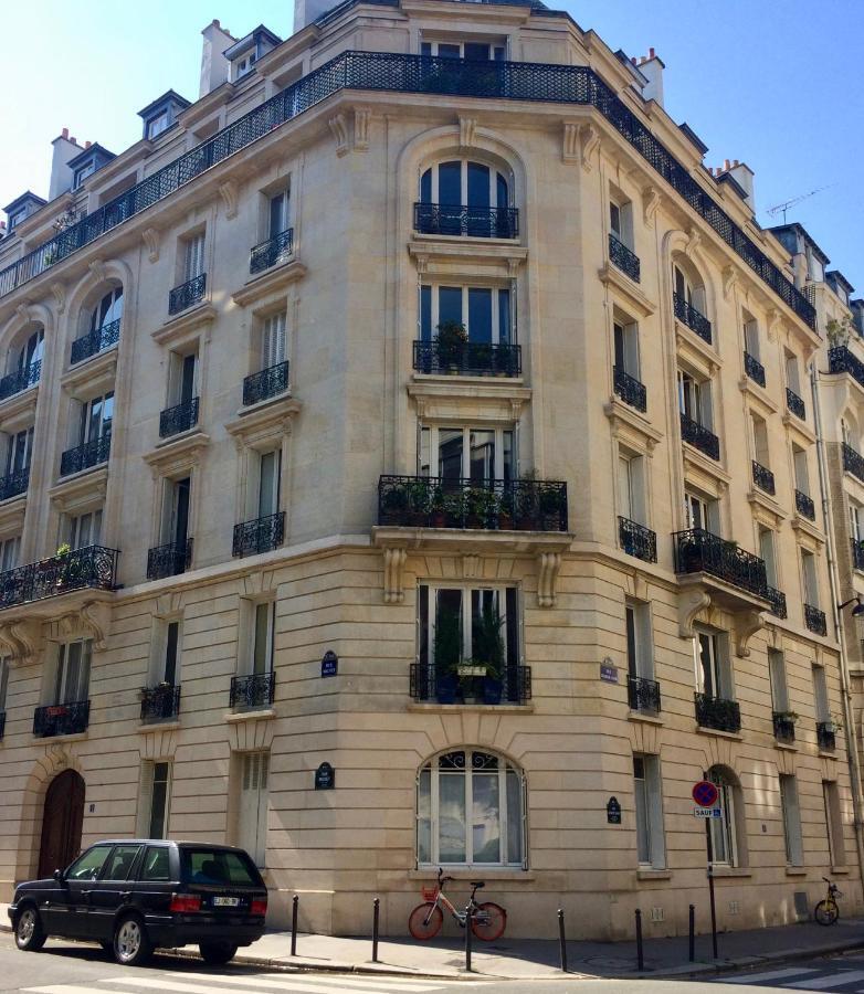 Charming bedroom Paris Exterior foto