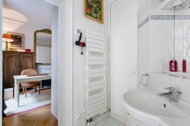 Charming bedroom Paris Exterior foto