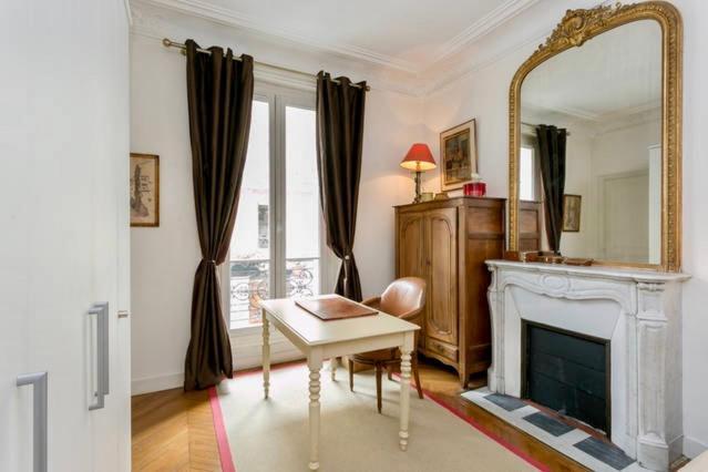 Charming bedroom Paris Exterior foto