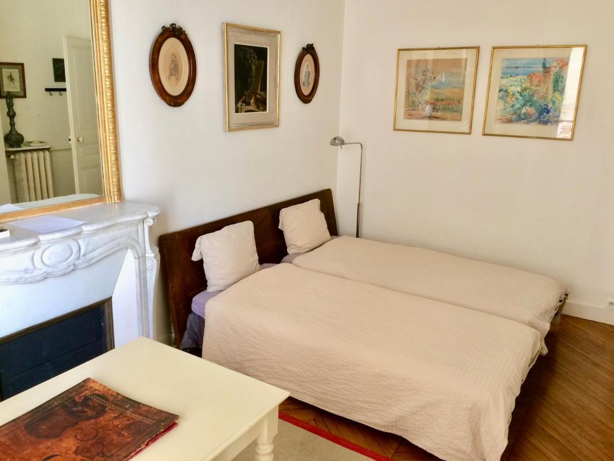 Charming bedroom Paris Exterior foto