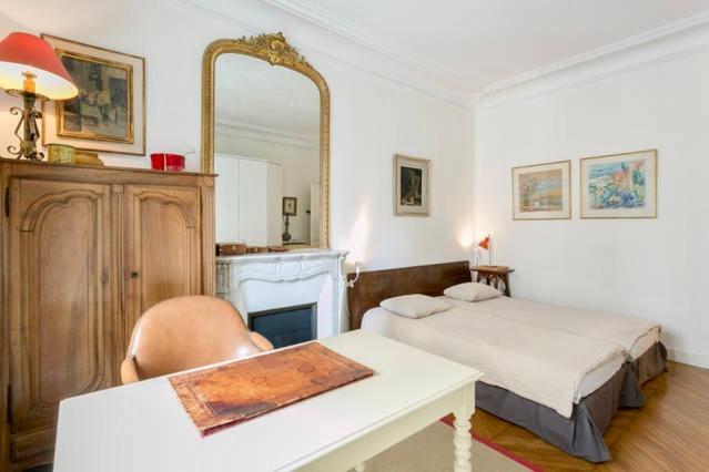 Charming bedroom Paris Exterior foto