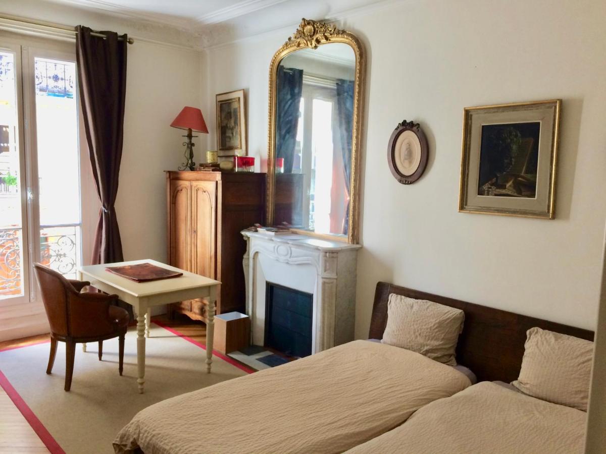 Charming bedroom Paris Exterior foto
